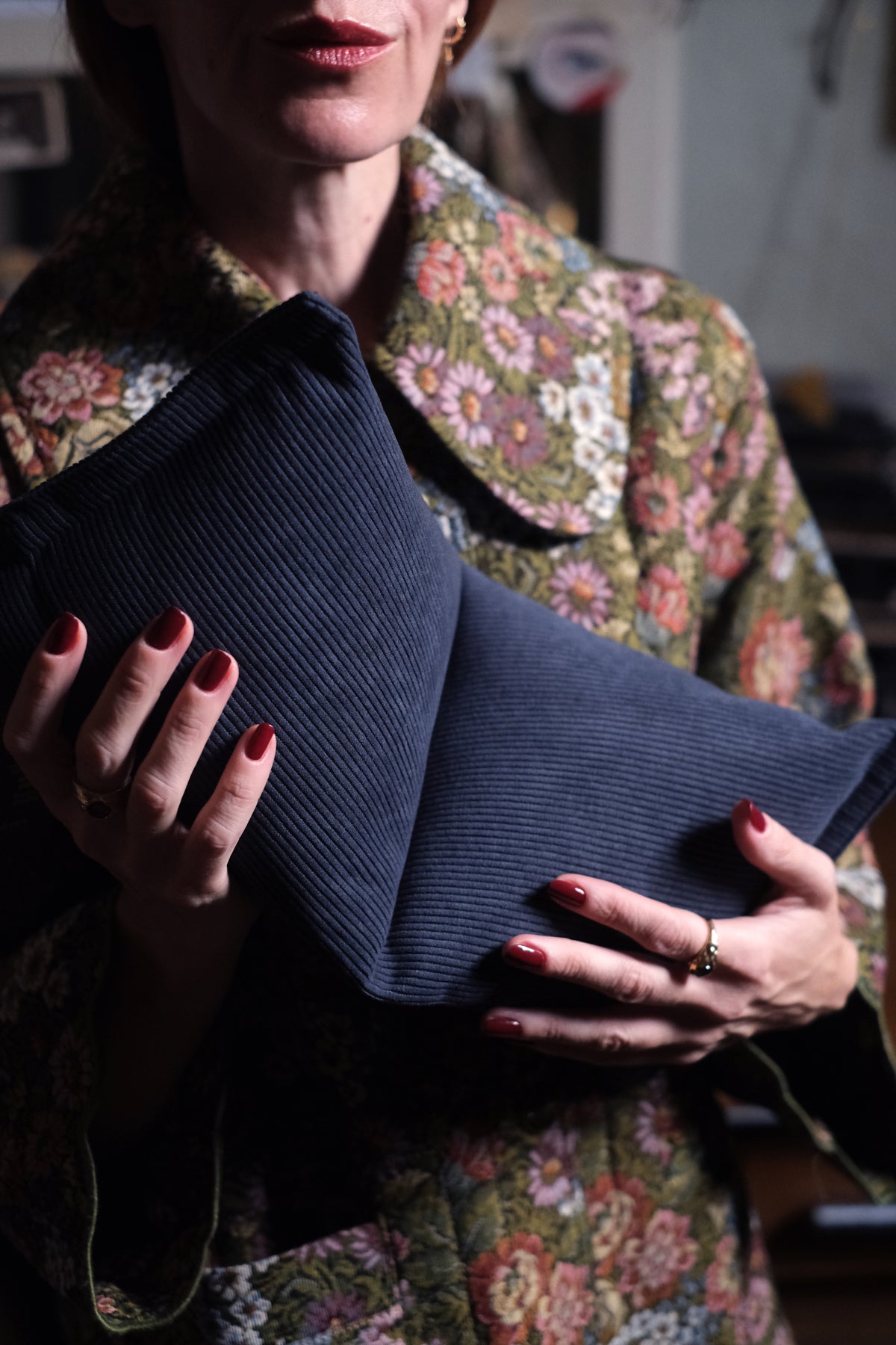 SALVADOR CUSCINO da lettura Velluto blu scuro