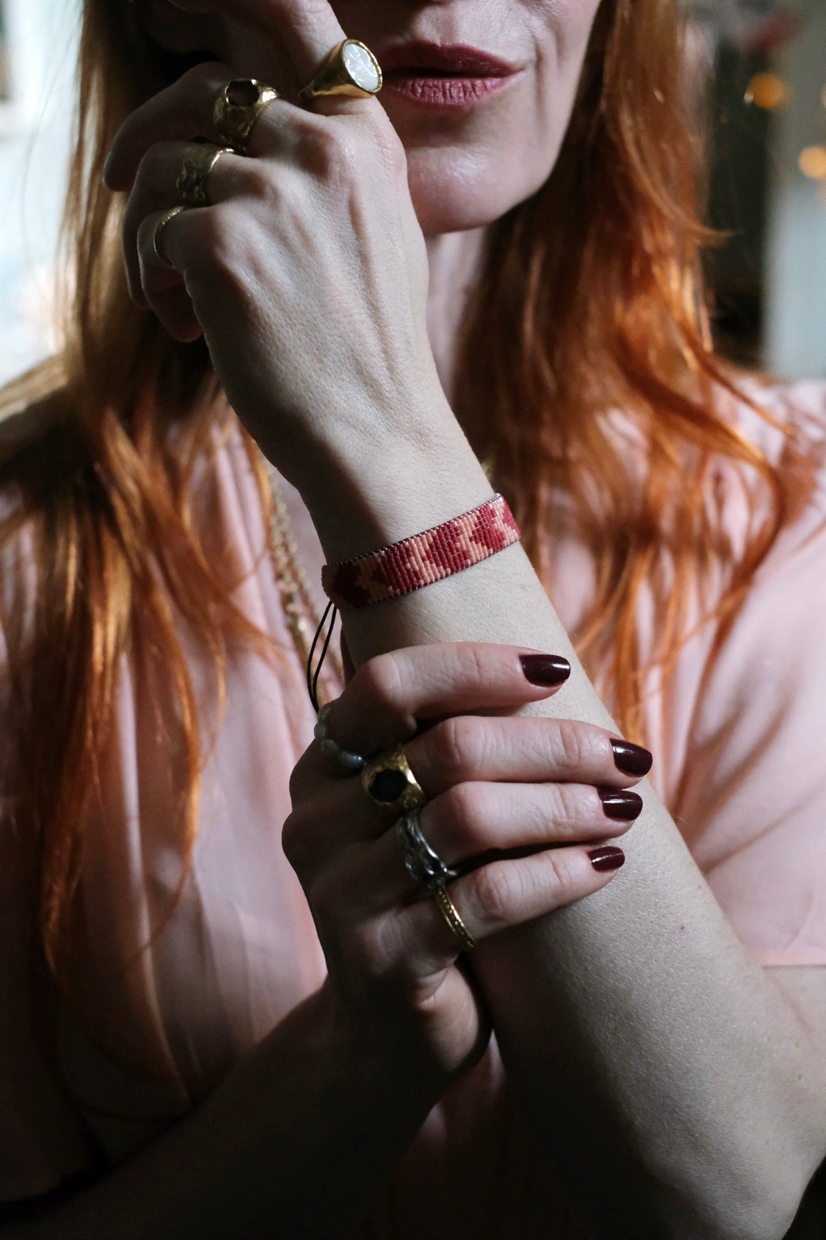 Bracciale intrecciato cuori bordeaux salmone