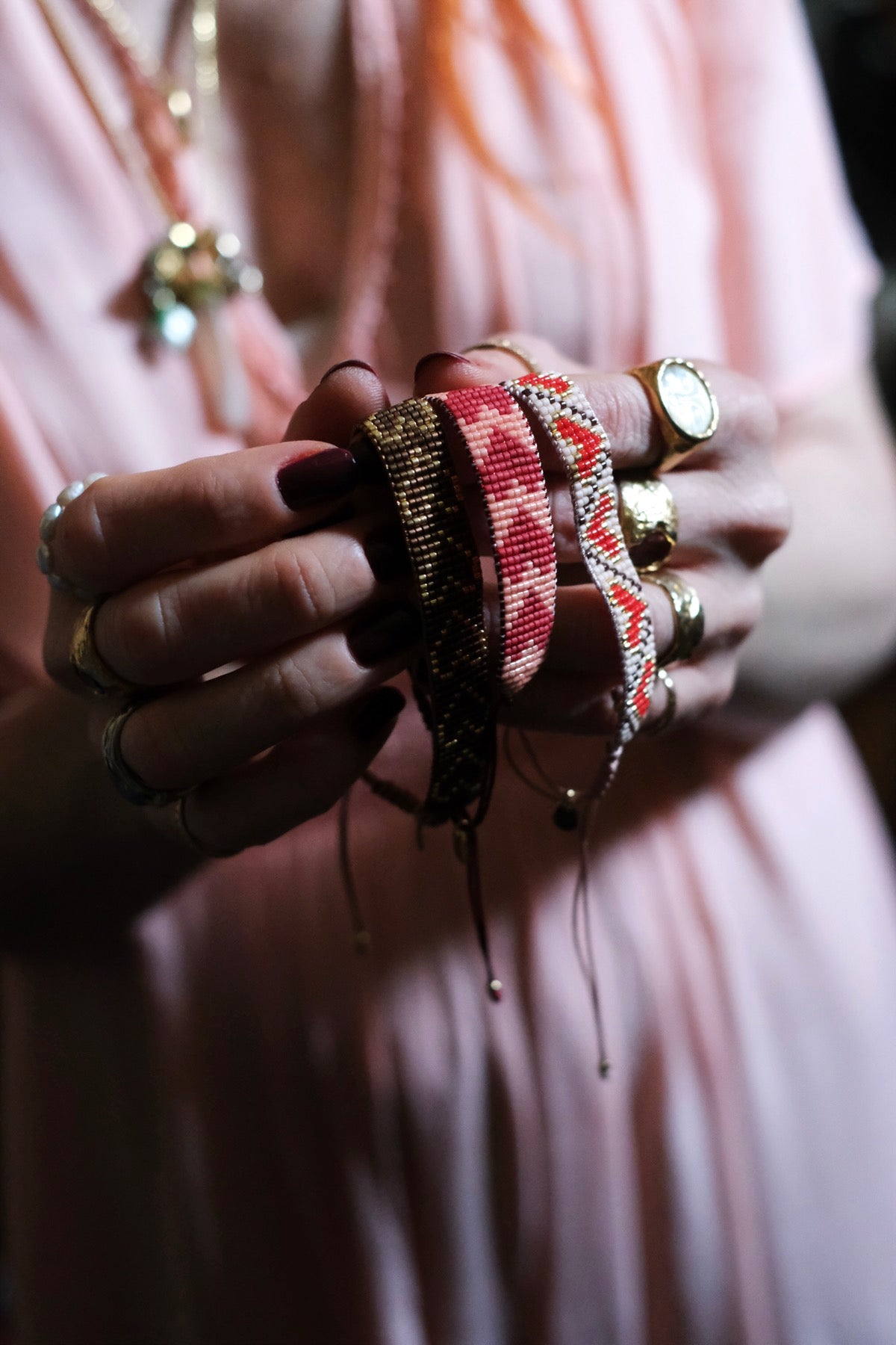 Bracciale intrecciato cuori bordeaux salmone