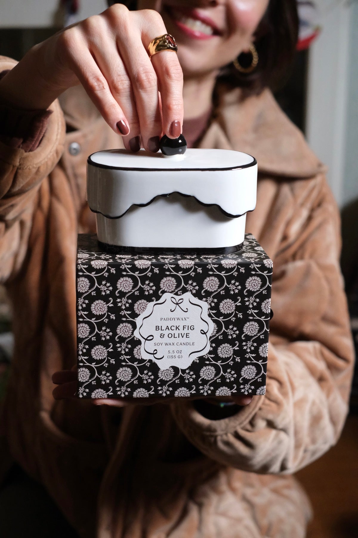 Candela in Ceramica Paddywax Cherie Black fig & Olive