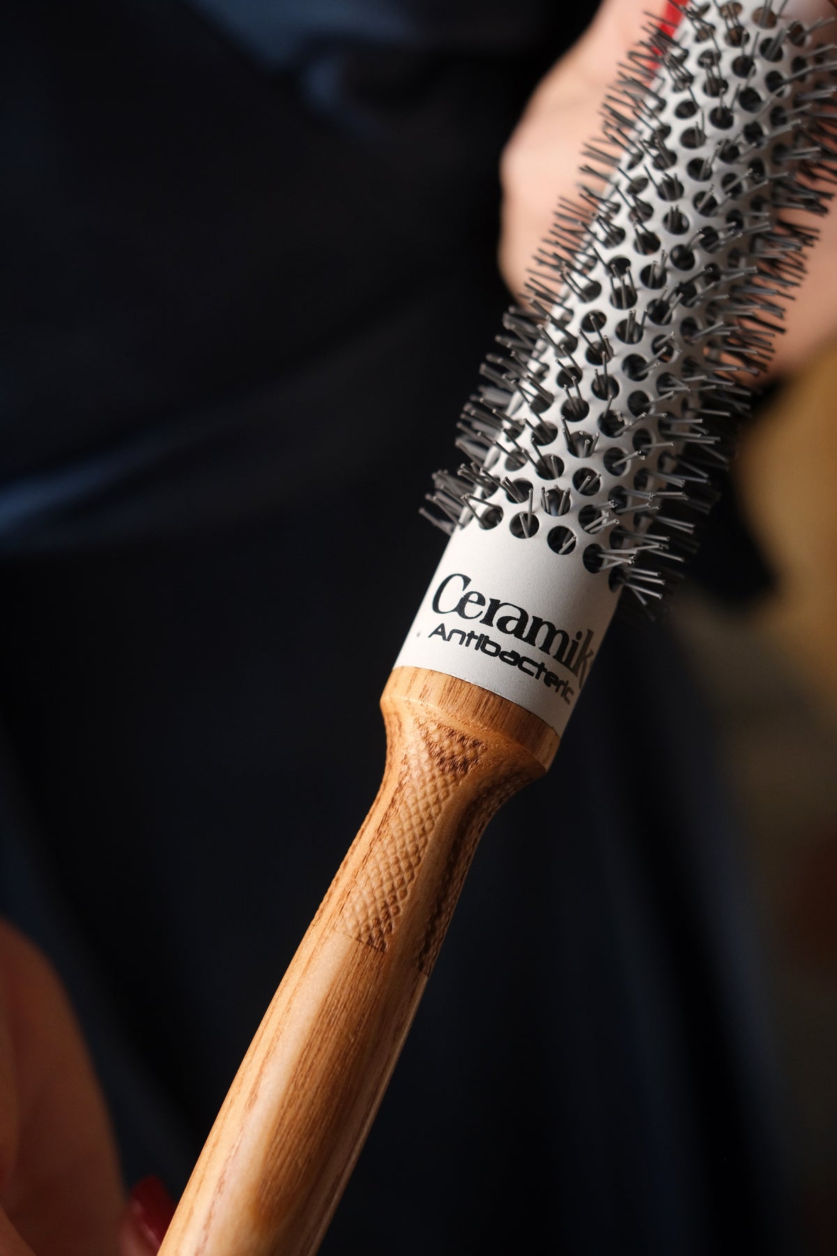 Spazzola professionale in ceramica diametro 24mm manico legno nero